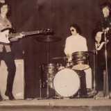 In quegli anni spuntarono infatti come funghi svariati gruppi che imitavano i Beatles e i Rolling Stones e i cui nomi rimandavano al mondo anglosassone, come i 69th Red Bells 